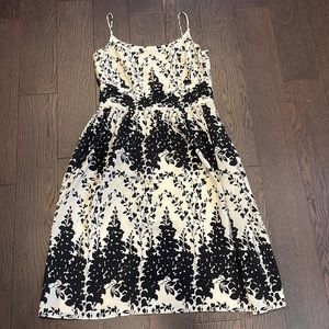 Black-and-white springtime Ann Taylor floral dress sz 8